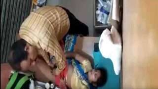 Tharki doctor bhabhi ki choot mein ungali karta desi porn Video