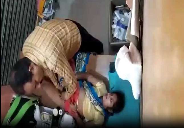 Tharki doctor bhabhi ki choot mein ungali karta desi porn Video