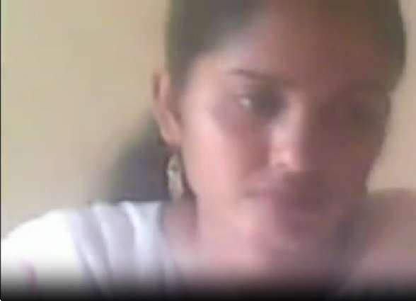 Grogeous Indian bhabhi ki first time chudai paise de kar