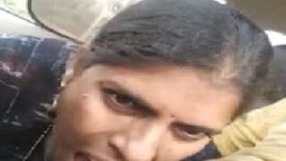 Village Indian Bhabhi devar ko blowjob deti car mein