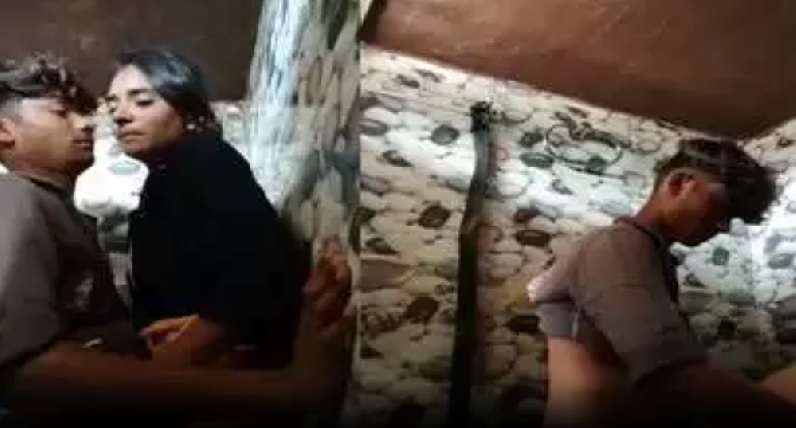 Thele par kam karne wale ne cute cutomer ladki ko bathroom mein choda