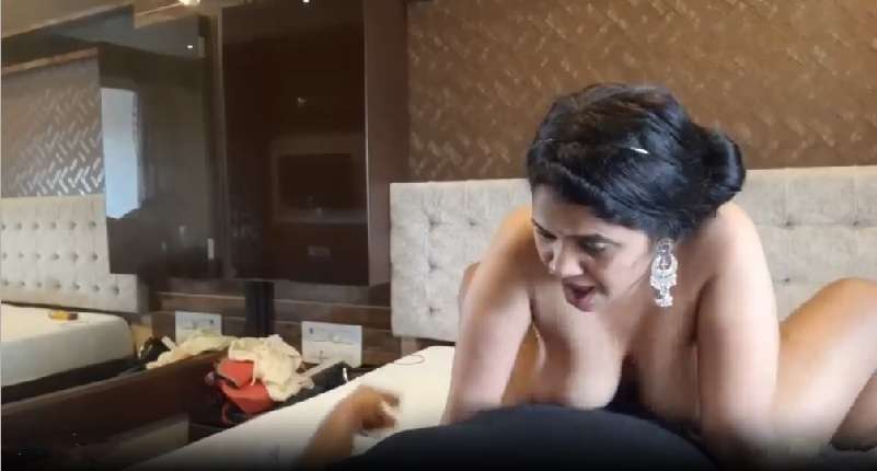 Big boobs wali chubby bhabhi ne devar se hotel mein chudaya