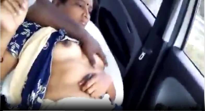 Kaka ne mere car mein Aunty ko choda aur boobs dabaye