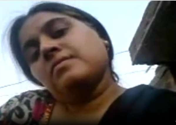 Pakistani Punjabi bhabhi ne devar ko chaat par blowjob ki video