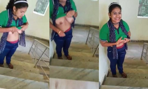 college girl girl apne dosto ko boobs dikhati hui