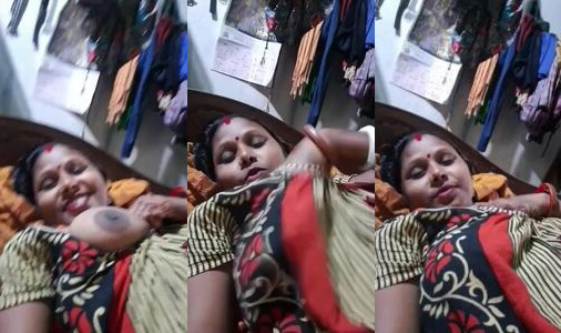 Dehati bhabhi apni juicy boobs dikhati hui