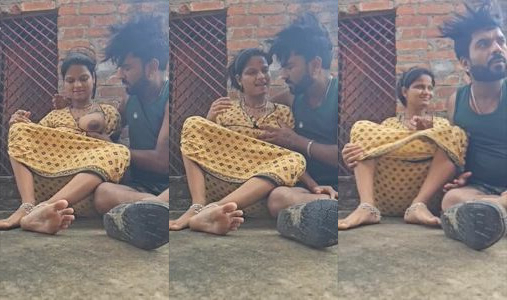 Dehati bhabhi ki boobs daba kar chus raha hai devar