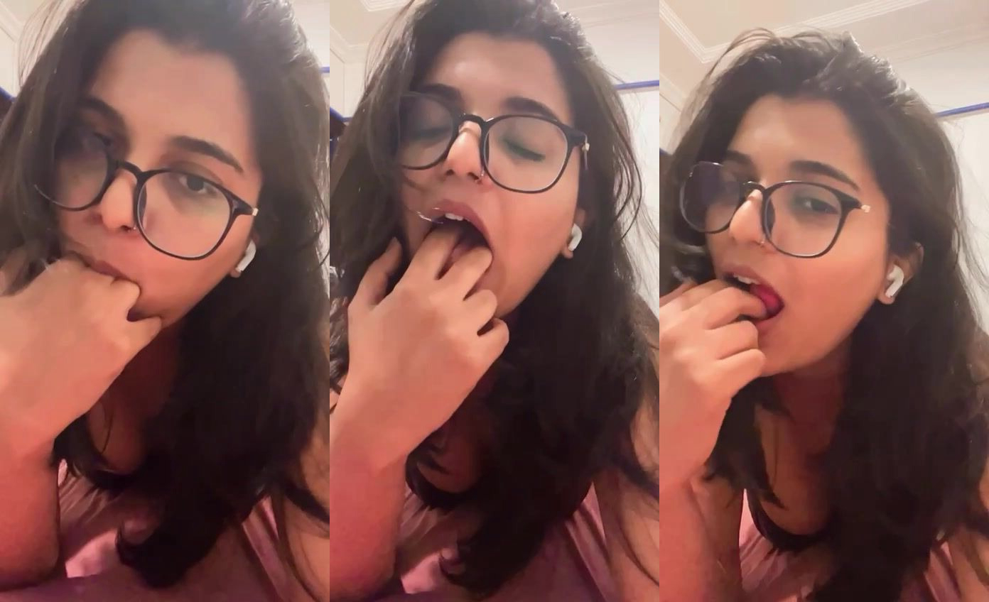 Doctor girl’s finger-licking garam attitude