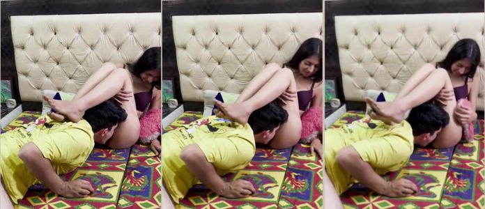 garam girlfriend Simran ki chut chaat raha hai ladka