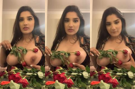 garam Muslim girl boobs par rose ragad rahi hai