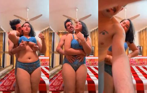 Horny bhabhi ki big boobs masal raha hai devar