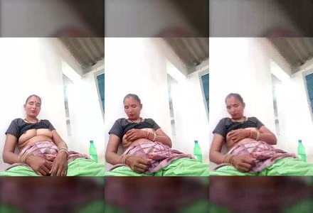 indian bhabhi Sarita apni boobs dikha rahi hai