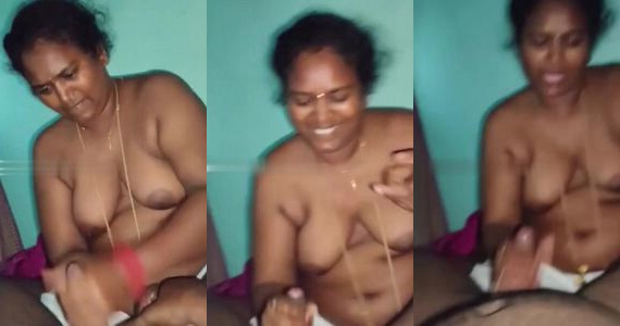Married Bhabhi happily doing handjob