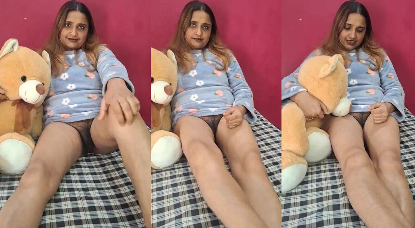 Mumbai Bhabhi’s dense hairy pussy