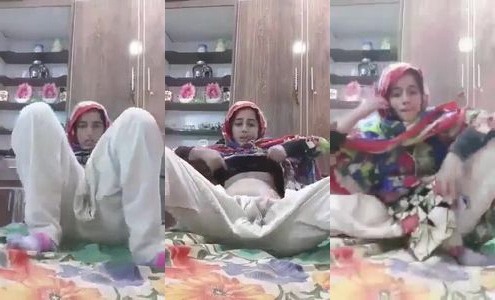 Muslim girl Fatima boobs dikha kar fingering karti hui