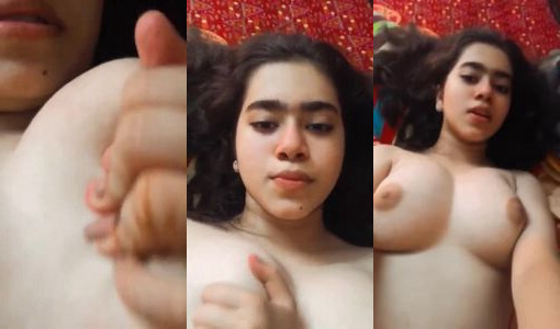 Muslim girl Heena apni juicy boobs dabati hui