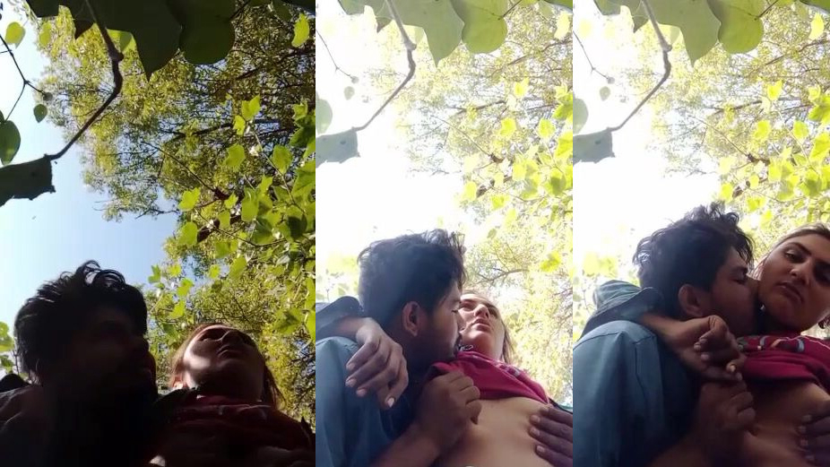 Outdoor mein college girl girl ki boobs dabata boyfriend selfie lete hue