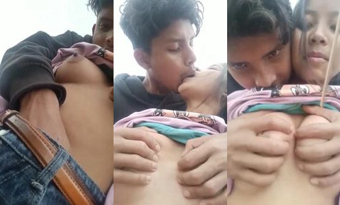 Outdoor mein college girl girl ki boobs ko dabaya lover ne