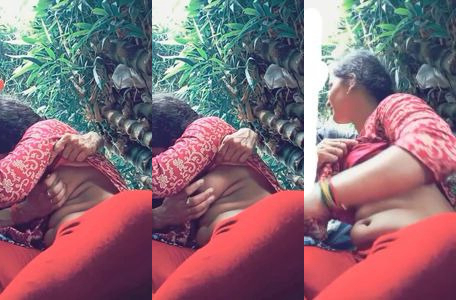 Outdoor mein school girl girl Maya ki boobs dabata ladka