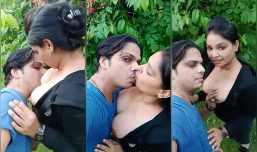 Park mein girlfriend ki boobs ko daba kar chusa premi ne
