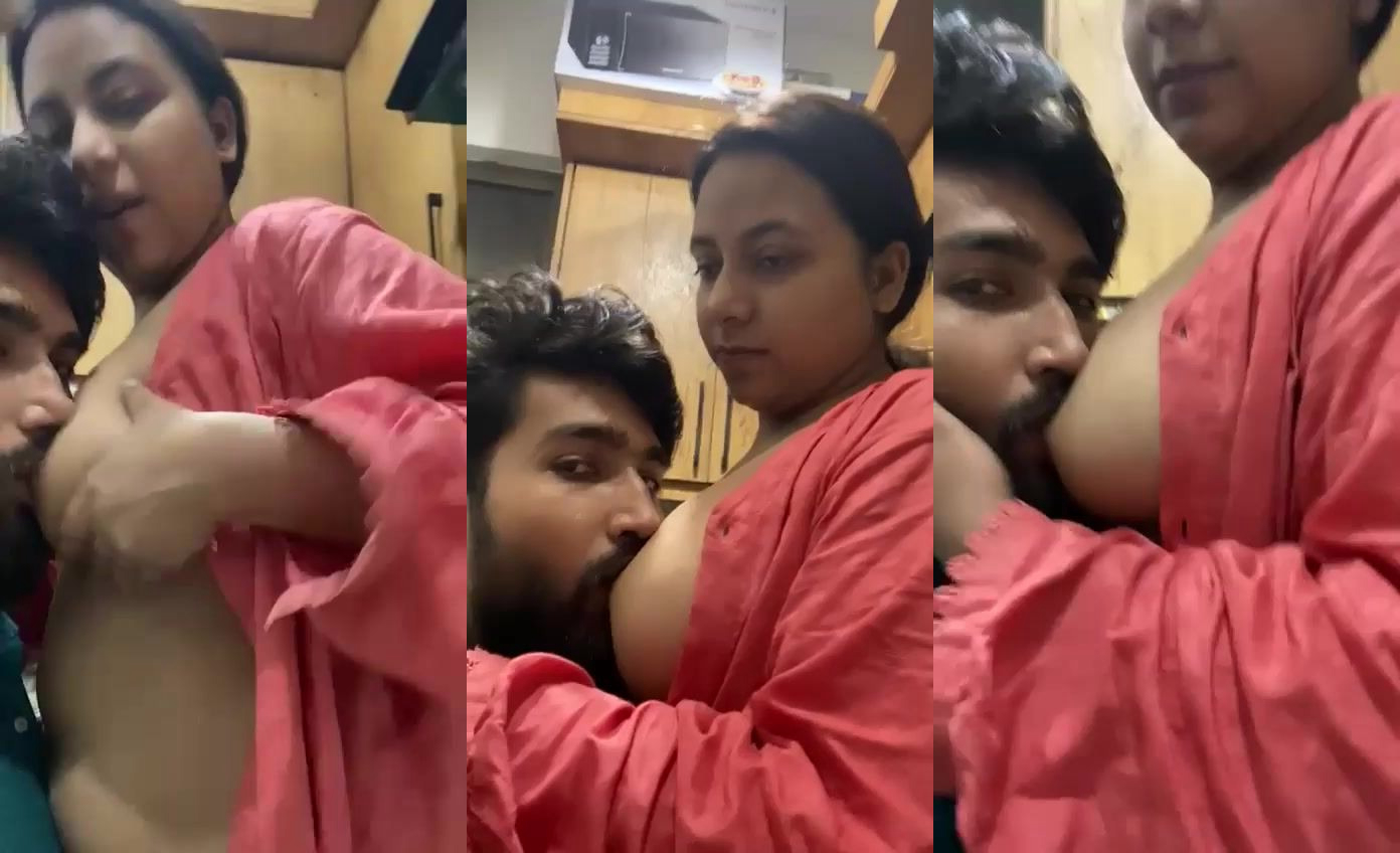 Sexy premika ki big boobs ko suck kiya bf ne