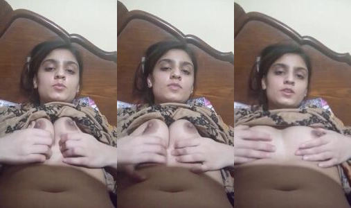 sundar College girl Renu apni boobs sahlati hui